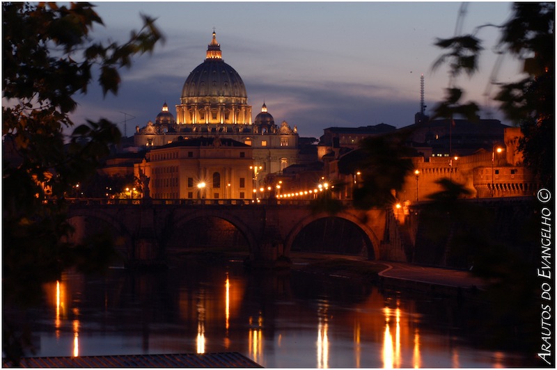 Rio Tibre Vaticano cupula atardecer